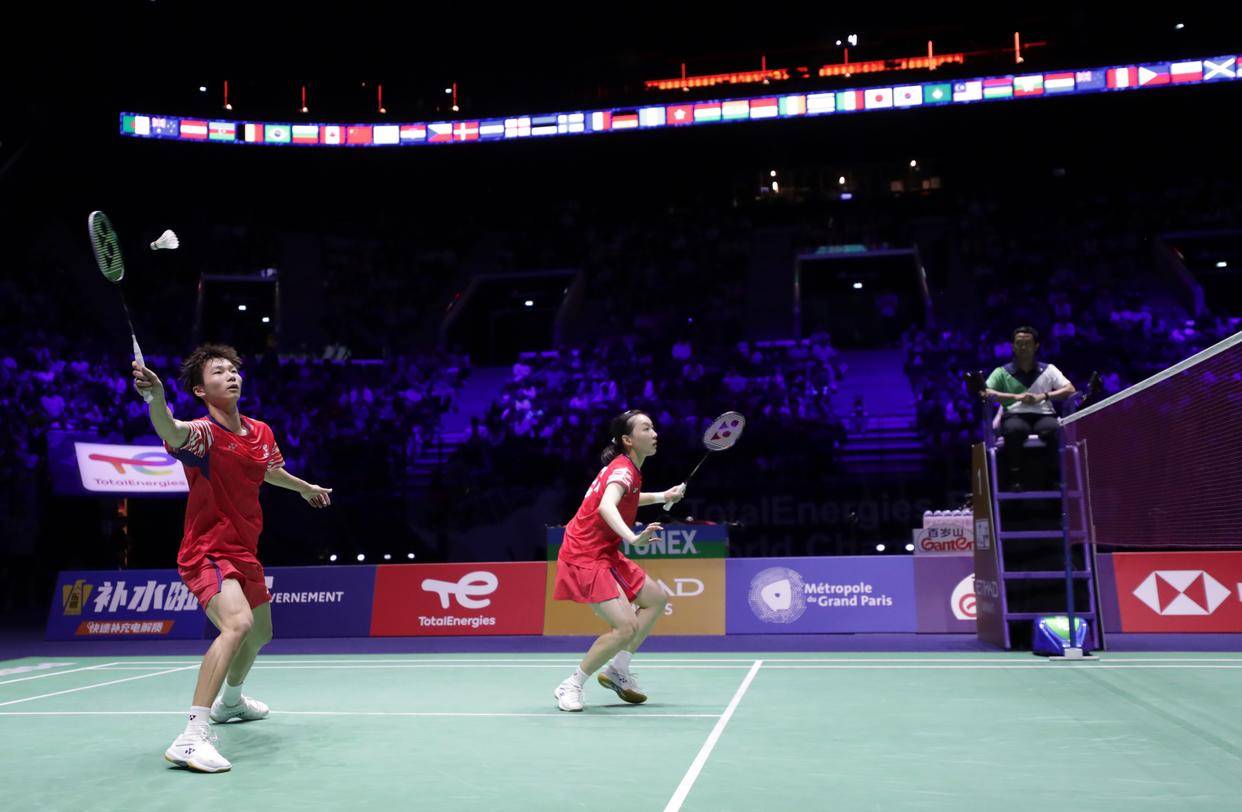 内马尔社交媒体秀恩爱 晒与女友布鲁娜接吻照片